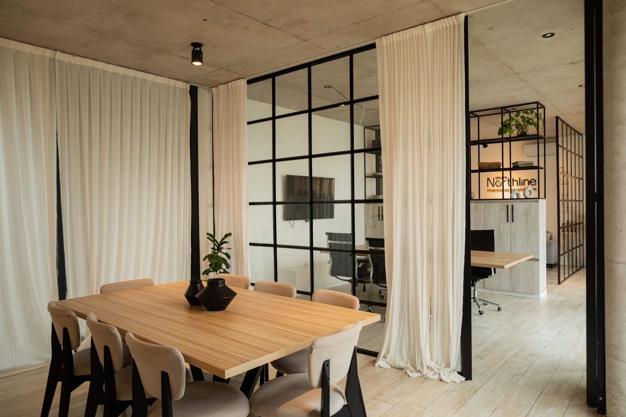 Sala de reuniones, oficina vidriada y recepción de Grupo Northline en Fisherton